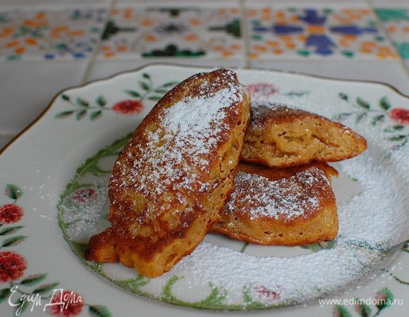 Готовые оладьи посыпать сахарной пудрой.