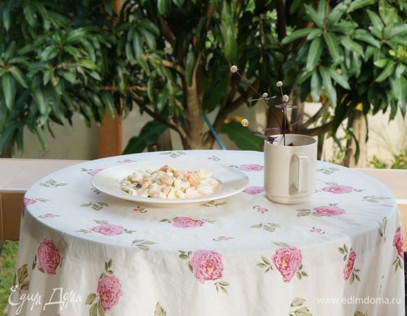 Смешать готовые ньокки с теплым соусом Бешамель, форелью и сыром.
