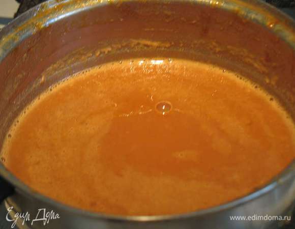 Подогреваем молоко. Вливаем его в карамель и мешать до растворения. Осторожно после того как вольете молоко, карамель начнет сильно пениться. Даем карамельному сиропу остыть. 