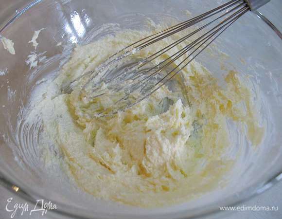 Мягкое масло взбить с оставшимся сахаром  и ванильным сахаром до пышного состояния. 