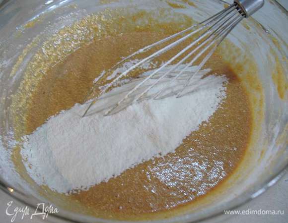 Муку смешать с разрыхлителем и просеять. Муку добавить к карамельной массе. Перемешиваем до однородности. 