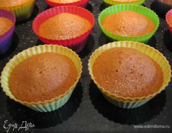 Тесто разложить по формам и выпекать в предварительно разогретой до 170 градусов духовке 20 минут. 
Готовые кексы вынуть из духовки и охладить на решетке. Вот такие красивые они получились. 