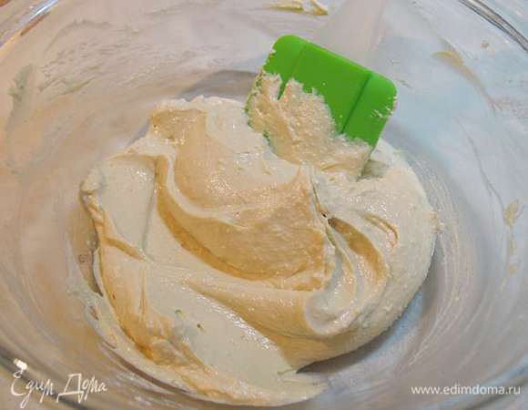 Сливочный сыр смешать со сливками и карамельным соусом. Взбиваем. Пробуем если мало сахара можно добавить или карамельный соус или сахарную пудру.  Сливочно-карамельную массу переложить в кондитерский мешок. 