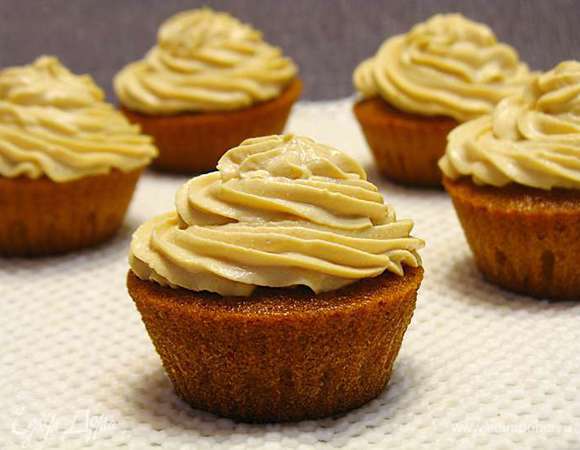 При помощи кондитерского мешка нанести сливочно-карамельный крем. По желанию можно еще и украсить соленой карамелью. 