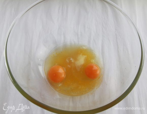 Смешать масло, сахар, ванильный сахар, соль, яйца.