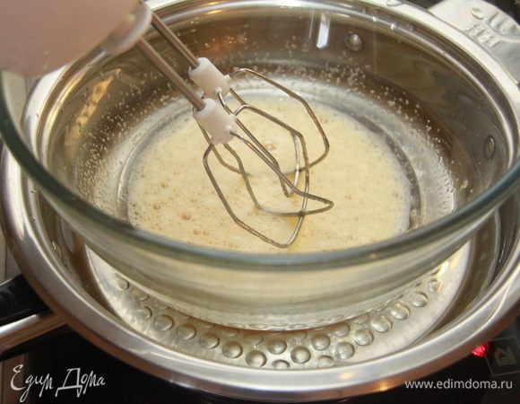Взбить массу на водяной бане до появления стойкой пены.