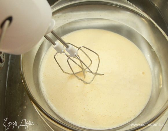 Переставить миску на лёд (или в ледяную воду) и взбивать ещё несколько минут.