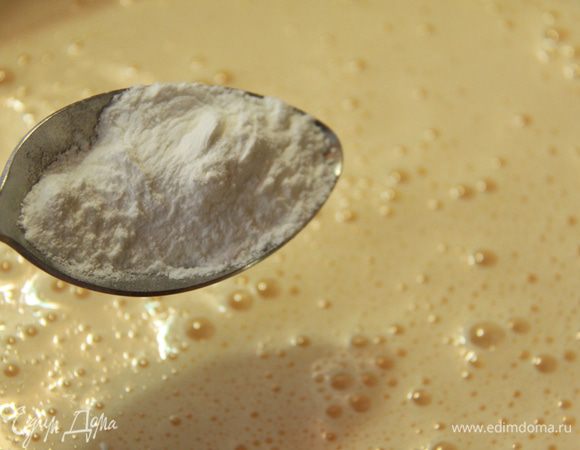 Добавить к массе муку и крахмал, перемешать на низкой скорости.