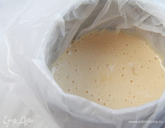 Тесто вылить в форму, выстеленную промасленной бумагой. Здесь можно поступить следующим образом: если у вас есть три одинаковые формы, можно разделить тесто сразу на три части и выпекать в трёх формах. Тогда время выпечки сократится.