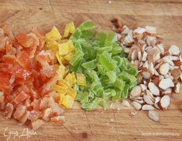 Нарезать орехи и цукаты.