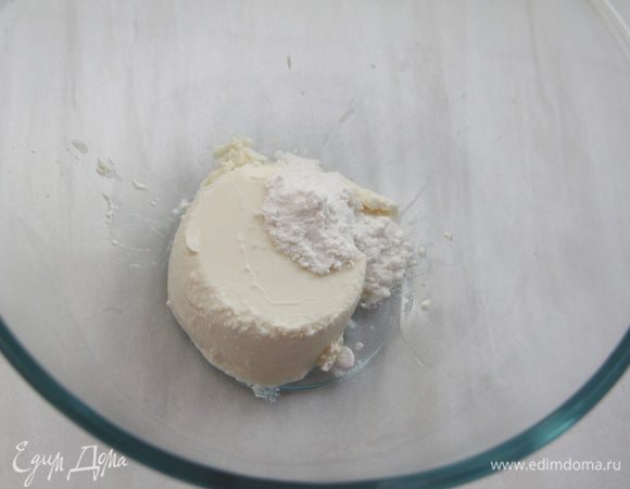 Рикотту растереть с сахарной пудрой. (Вместо рикотты можно взять кремообразный мягкий творог)