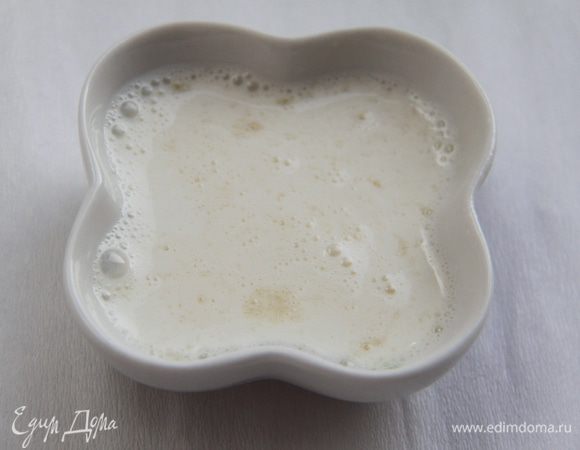 Горячие сливки соединить с желатином.