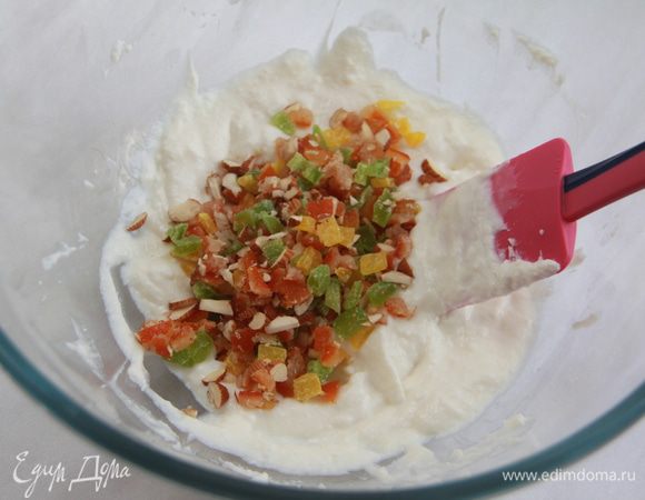 Соединить творожную и желатиновую массы, добавить цукаты и орехи, тщательно перемешать.