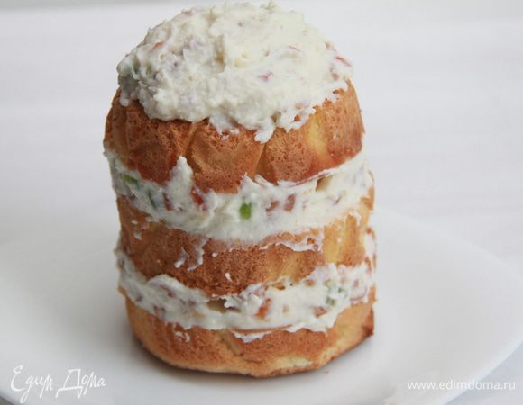 Сборка: коржи щедро промазать кремом. Убрать пирожное в холодильник на час.