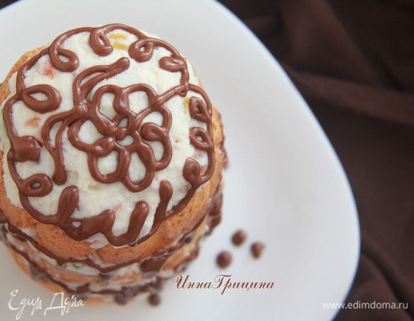 Украсить узорами из растопленного шоколада.