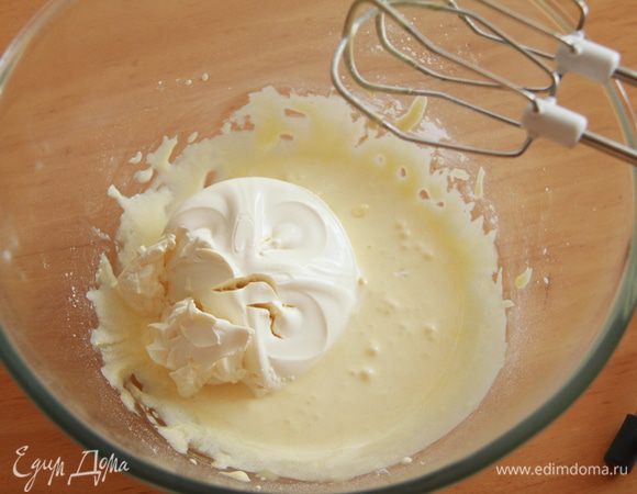 Добавить маскарпоне и тщательно перемешать на низкой скорости.