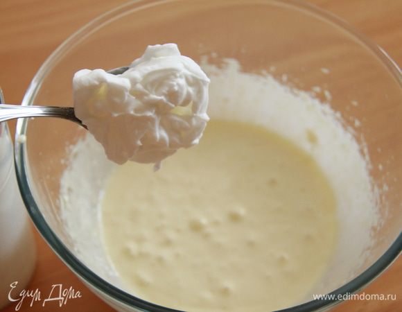 Белки взбить до устойчивой пены и добавить в сырную смесь. Перемешать очень аккуратно, движениями сверху-вниз.