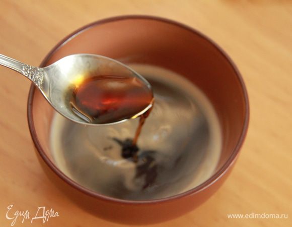 В свежесваренный кофе добавить коньяк, амаретто или ром.