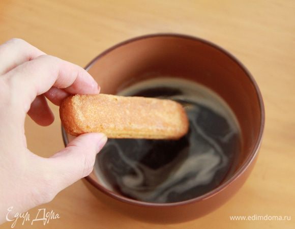 Печенье быстрыми движениями окунуть в кофе.
