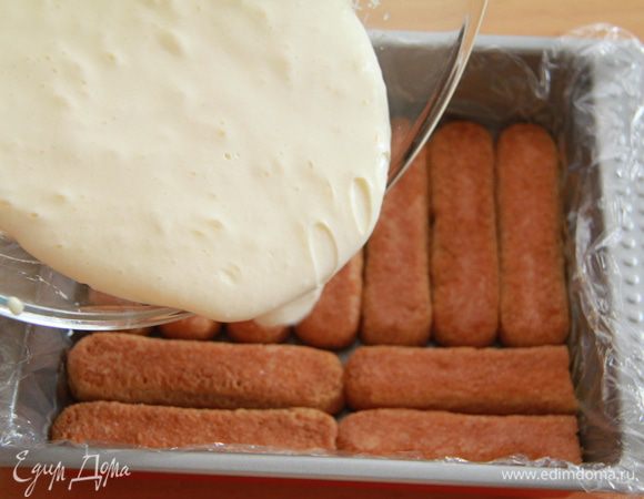 Пропитанное печенье выложить в ряд в форму (лучше стеклянную), затем вылить половину крема. Слои повторить. Убрать десерт в холодильник на пару часов.