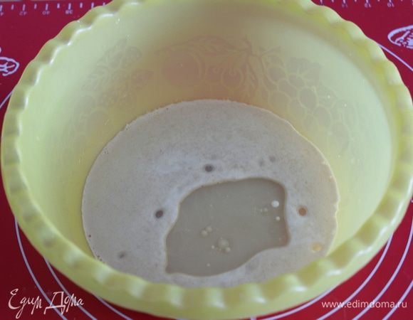 Активировать дрожжи в теплой сыворотке, добавить сахар, соль, растительное масло.