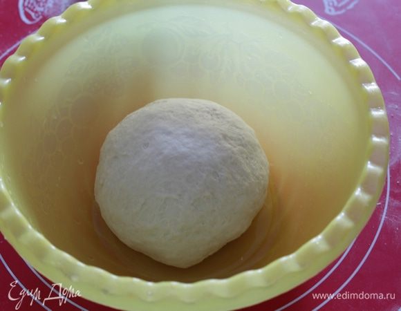 Замесить мягкое, приятное на ощупь тесто.