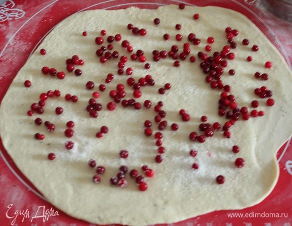 Тоже самое сделать со второй частью, только посыпать ягодой.