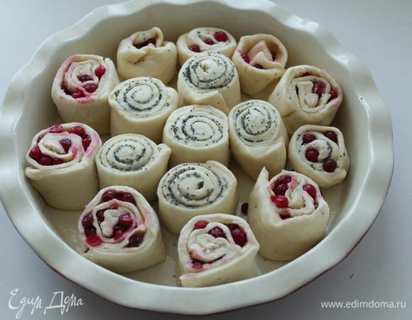 Скрутить рулетиками, порезать равными кусочками, выложить в смазанную форму.