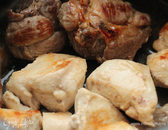 Курицу и свинину нарубить крупными кусками. Я брала свиную рульку. Мясо нужно обрезать, а кость пойдет в бульон. Обжарить в небольшом количестве оливкового масла на сильном огне. 