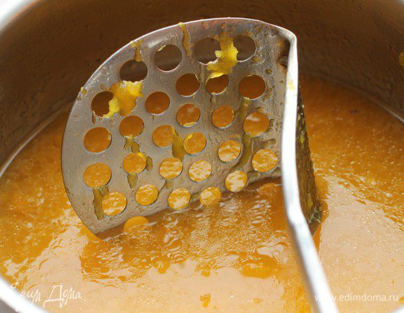 Тыкву залить частью бульона и разварить. Затем пюрировать.