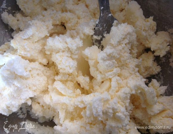 Творог растереть с маслом до однородности.