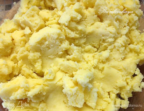 Готовим начинку. Картофель вымыть, очистить, нарезать крупными кусками, отварить в подсоленной воде до готовности. Слить воду и размять картофель в пюре. Добавить горячее молоко, 1 ст. л. сливочного масла. Посолить (при необходимости) и тщательно перемешать.