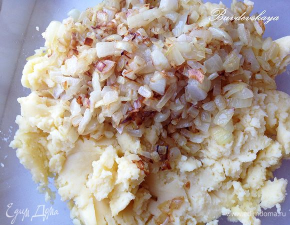 Лук вымыть, очистить, нарезать мелкими кубиками. В сковороде разогреть 0,5 ст. л. сливочного масла и обжарить на медленном огне лук до прозрачности. Добавить в картофельное пюре и перемешать.