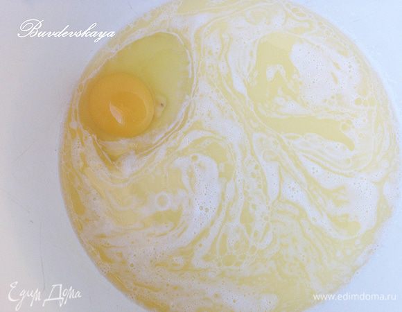 Готовим тесто. В глубокой миске смешиваем теплое (это важно!) молоко, сахарный песок, соль, яйцо и растопленное сливочное масло.