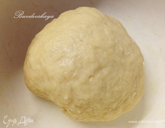 В отдельную миску просеиваем муку. Начинаем постепенно добавлять в яично-молочную смесь и замешиваем тесто до тех пор, пока оно не перестанет прилипать к рукам (у меня ушло примерно 250 г муки). Накрыть полотенцем и дать отдохнуть в течение 20–30 минут.