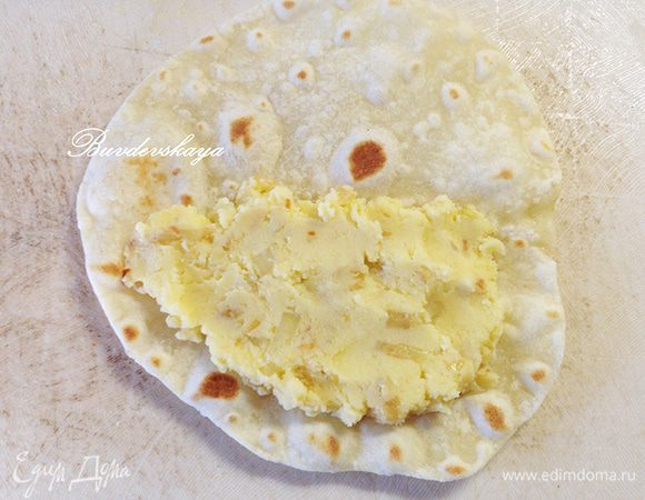На половину горячей лепешки выложить картофельную начинку и накрыть второй половиной. Перед подачей на стол смазать растопленным сливочным маслом! 