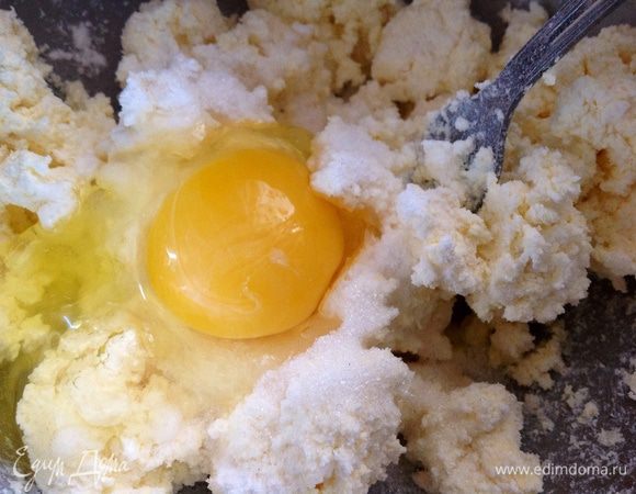 Добавить яйцо, сахар и соль. Хорошо вымешать.
