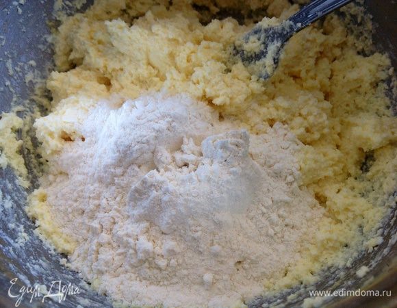 Муку просеять с разрыхлителем. И постепенно добавляя к творожно-яичной массе, замесить тесто. Оно должно получиться мягким и эластичным. Не крутым!!!
