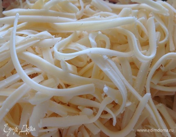 Для этого натереть сыр на крупной терке.
