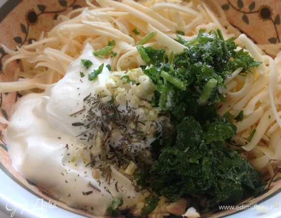 Затем к сыру добавить сметану, чеснок, зелень (у меня замороженная) и тимьян. Все хорошо перемешать до однородного состояния.

