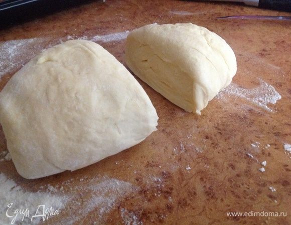 Тесто разделить на две части, одна немного больше другой. Скатать каждую часть в шар. И на посыпанном мукой столе раскатать каждый шар в круг (большего и меньшего диаметра), толщиной 5-7 мм.