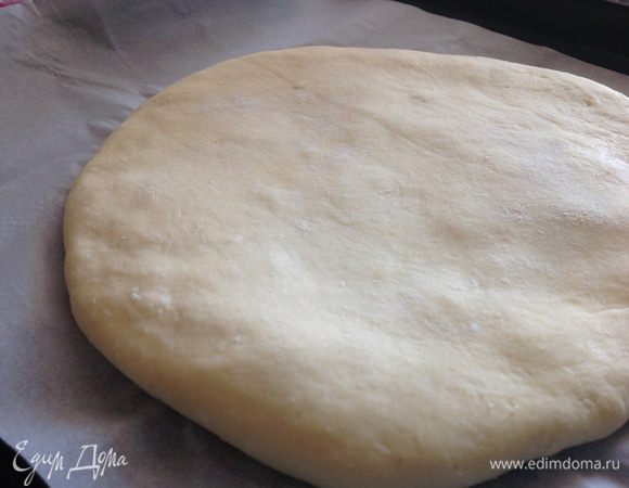 Накрыть второй лепешкой. Загнуть края верхней лепешки под нижнюю.
 