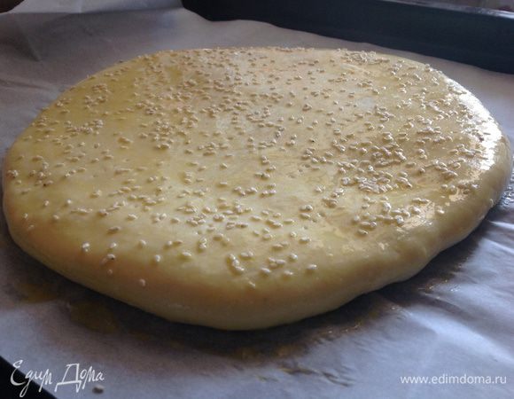 Смазать лепешку яйцом, проколоть вилкой и посыпать кунжутом. Выпекать 20-30 минут при температуре 180 градусов, до золотистого цвета.
