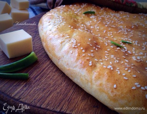 Выпеченную лепешку накрыть полотенцем и слегка остудить.