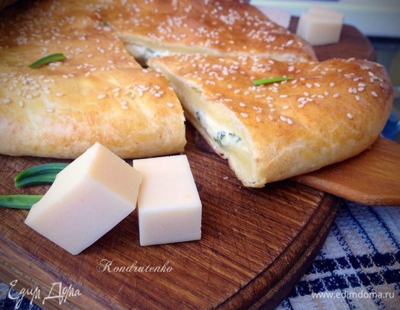 Нарезать лепешку на небольшие порционные кусочки и подавать к столу!
Приятного аппетита!:)