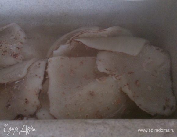 Кальмары очистить от внутренностей и залить кипятком. Теперь с них очень легко снять шкурку - просто ополоснуть под водой. 