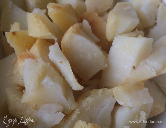 Картофель запечь или отварить в кожуре. Остудить, очистить и порезать. 