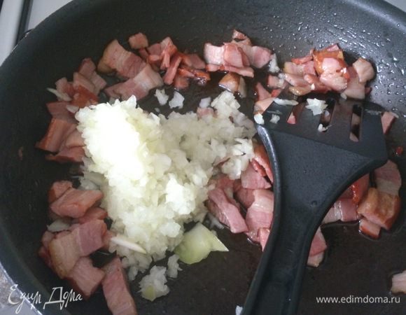 Бекон нарезать полосками и обжарить на сковороде 5 минут. Остудить.
