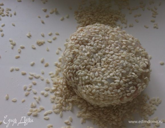 Сформовать котлетки произвольной формы и обвалять в кунжуте.