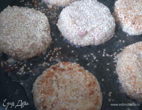 Обжарить в разогретом масле по 5 минут с каждой стороны.